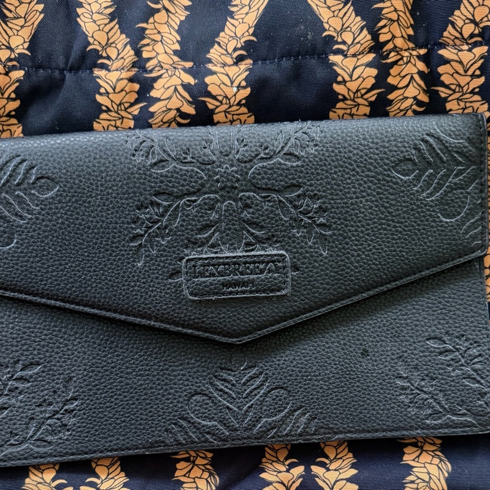 Lexbreezy Quilt Black Embossed Clutch
